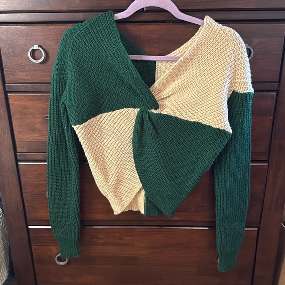 No Boundaries Two-Tone Green and Cream Sweater size XS - Picture 7 of 11